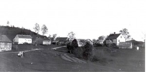 Huset til Herman Ådland til venstre 