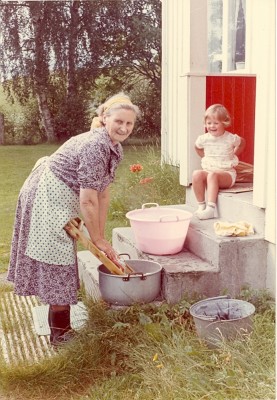 Mi dotter Randi (5år) fyljer spent med då farmora vaskar klede i oppsamla takvatn og med vaskebrett i 1966. Foto: Oddbjørn Kvålsvold.